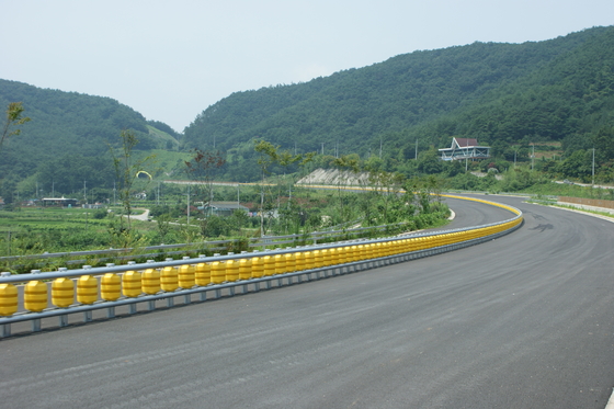 Αγορά Double Buckets Or Single Bucket Roller Crash Barrier with 3.5 Mm Thickness Standard JT/T281-2007 online manufacture