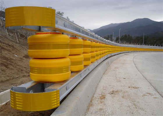 Κίτρινο οδικό κυλώντας εμπόδιο PVC με τη γαλβανισμένη ακτίνα