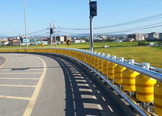 Καλή τιμή strength Steel One pillar and four rails protection method Roller Crash Barrier constructed with materials to ensure long term operational safety σε απευθείας σύνδεση