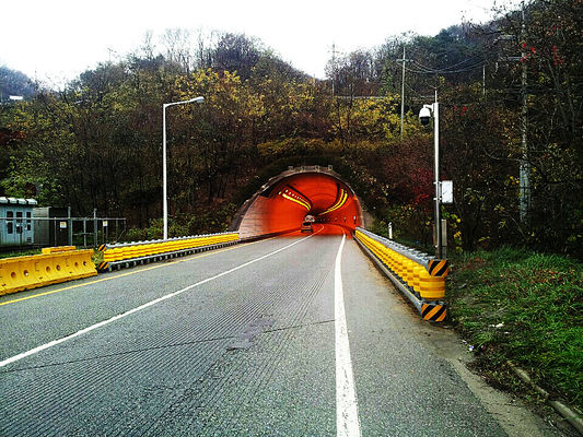 Good price Ζεστό βουτηγμένο γαλβανισμένο περιστροφικό φράχτη προστασίας με διεθνές επίπεδο βαθμού 4 και υλικό κυλίνδρων PU που εξασφαλίζει την ασφάλεια στο δρόμο σε απευθείας σύνδεση