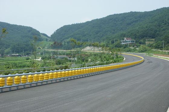 Good price Double Buckets Or Single Bucket Roller Crash Barrier with 3.5 Mm Thickness Standard JT/T281-2007 σε απευθείας σύνδεση